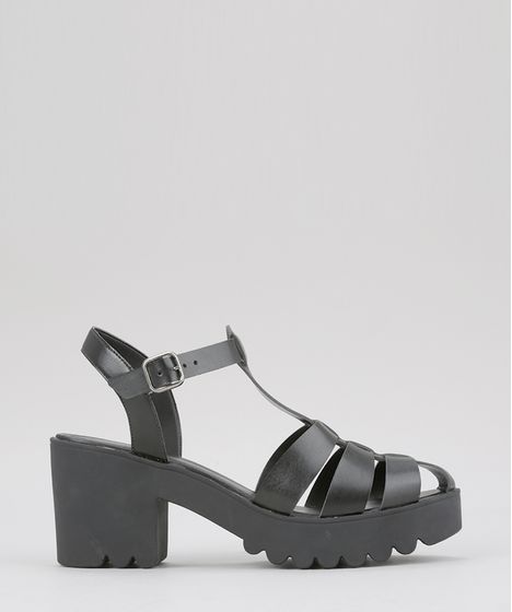 sandalia tratorada preta fechada na frente