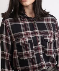 Camisa-Feminina-Ampla-Estampada-Xadrez-com-Bolsos-e-Martingale-Manga-Longa-Preta-9896330-Preto_4
