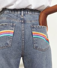 Calca-Jeans-Feminina-Triya-Mom-Cintura-Super-Alta-Destroyed-com-Bordado-de-Arco-Iris-Azul-Medio-9965083-Azul_Medio_5