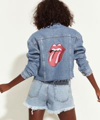 Jaqueta-Jeans-Feminina-de-Banda-Triya-Rolling-Stones-Cropped-com-Bordado-Azul-Medio-9965269-Azul_Medio_4