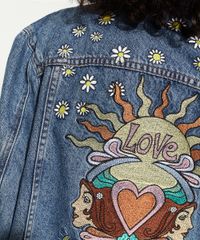 Jaqueta-Jeans-Feminina-Triya-Longa-Destroyed-com-Bordado--Love--Azul-Medio-9965268-Azul_Medio_4