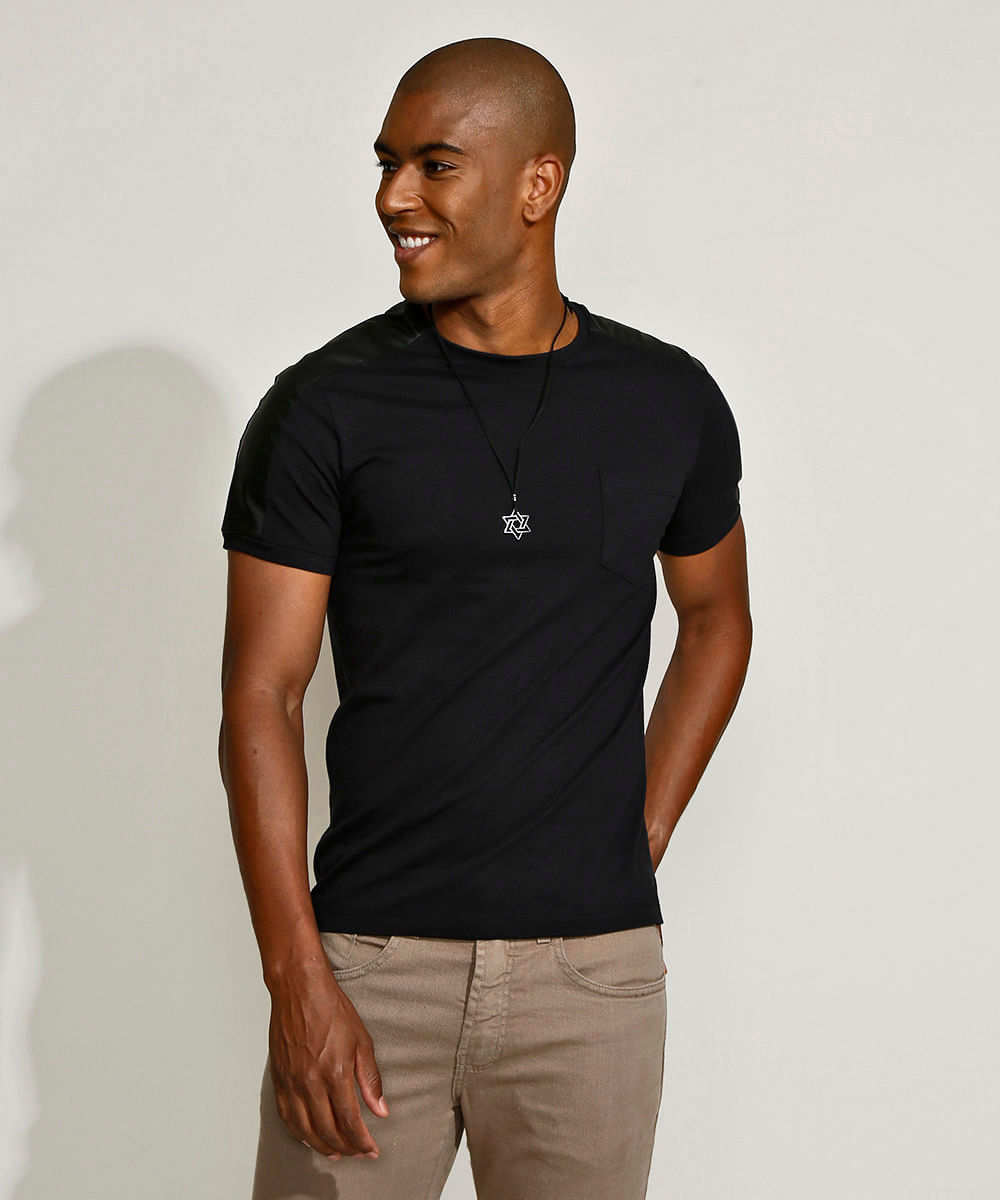 Camiseta Masculina Slim com Recorte e Bolso Manga Curta Gola Careca Preta