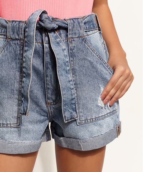 short jeans amarrado na cintura