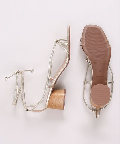 sandalia com tiras de amarrar