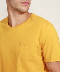 Camiseta-Masculina-Basica-com-Bolso-Gola-Careca-Gola-V-Amarela-9964946-Amarelo_4