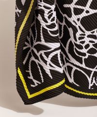Lenco-Feminino-DVF-Acetinado-Plissado-Estampado-Assinatura-Preto-9955429-Preto_3