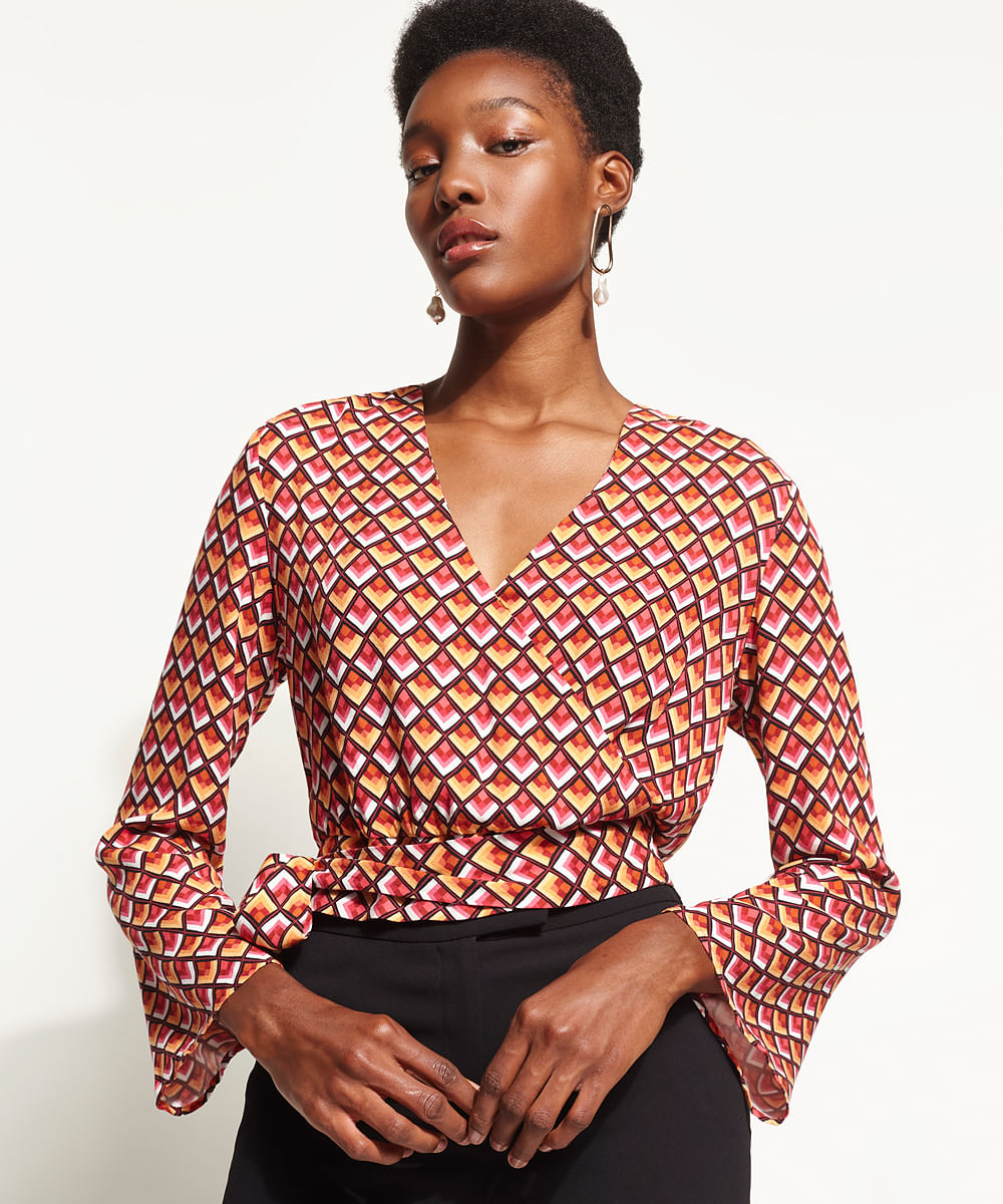 Blusa Feminina DVF Transpassada Estampada Geométrica Manga Sino Decote V Multicor