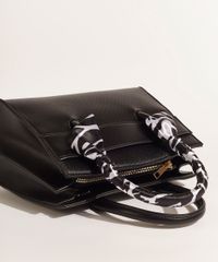 Bolsa-Feminina-DVF-Tote-Media-com-Lenco-Estampado-e-Alca-Transversal-Removivel-Preta-9954393-Preto_4