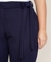 Calca-Feminina-Plus-Size-Mindset-Carrot-Cintura-Alta-Texturizada-com-Faixa-para-Amarrar-Azul-Marinho-9972952-Azul_Marinho_4