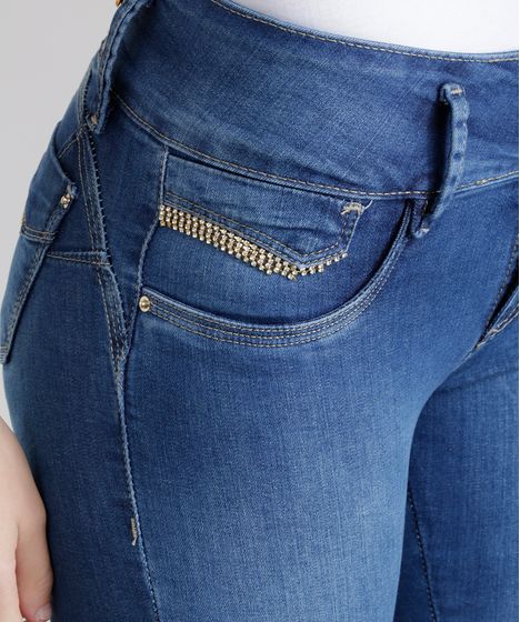 calça jeans com enchimento no bolso