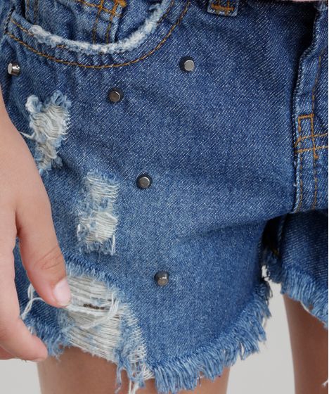 short jeans com tachinhas