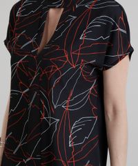 Blusa-Choker-com-Estampa-de-Folhas-Preta-8795758-Preto_4