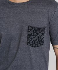 Camiseta-com-Bolso-Estampado-de-Coqueiros-Cinza-Mescla-Escuro-8788282-Cinza_Mescla_Escuro_4