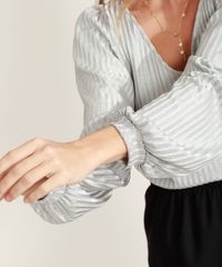 Blusa-Feminina-Canelada-com-Lurex-Manga-Bufante-Decote-V-Prateada-9954464-Prateada_4