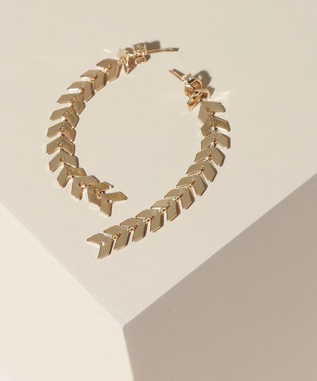 Brinco-Feminino-Folheado-Alongado-Corrente-de-Setas-Dourado-9945061-Dourado_1
