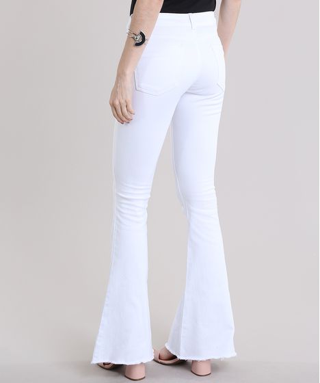 calça jeans branca flare cintura alta