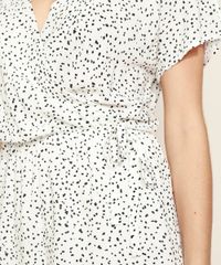 Macaquinho-Feminino-Estampado-de-Poa-Transpassado-com-Faixa-para-Amarrar-Manga-Curta-Branco-9966154-Branco_4