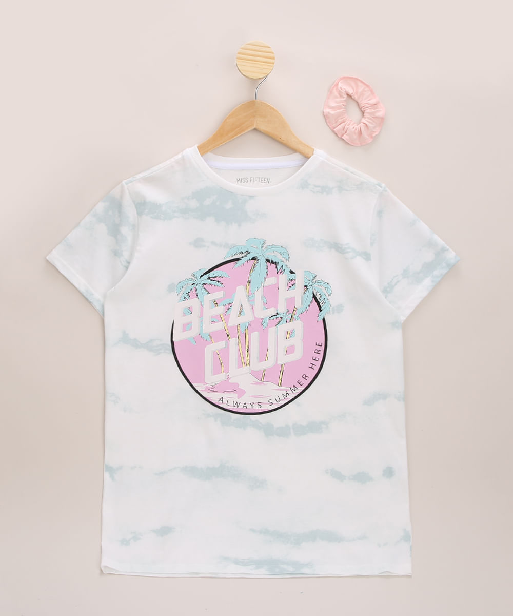 Blusa Juvenil Beach Club" Estampada Tie Dye Manga Curta + Elástico de Cabelo Scrunchie Off White"