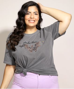 Blusa-Feminina-Plus-Size-Mulher-Maravilha-com-Paete-Dupla-Face-Manga-Curta-Decote-Redondo-Chumbo-9971413-Chumbo_1
