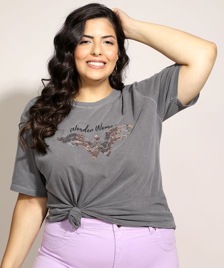 Blusa-Feminina-Plus-Size-Mulher-Maravilha-com-Paete-Dupla-Face-Manga-Curta-Decote-Redondo-Chumbo-9971413-Chumbo_1