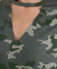 Blusa-Choker-Estampada-Camuflada-Verde-Militar-9016669-Verde_Militar_4