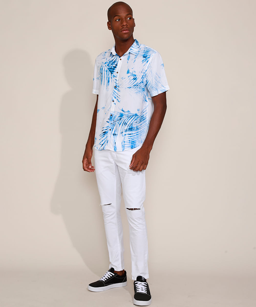 calça branca com rasgo no joelho