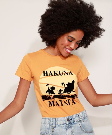 Blusa-Feminina-O-Rei-Leao--Hakuna-Matata--Manga-Curta-Decote-Redondo-Mostarda-9573348-Mostarda_1