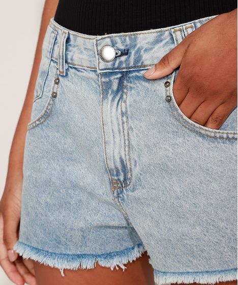 short jeans com tachinhas