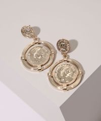 Brinco-Feminino-com-Pingente-de-Medalha-Dourado-9962211-Dourado_1