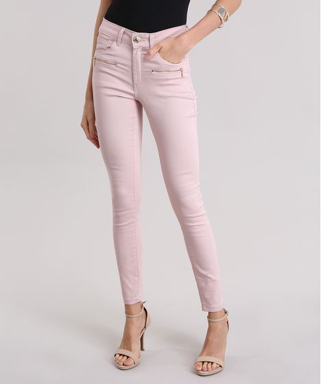 calça rosa clara