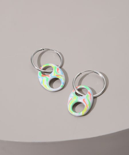 Brinco-Feminino-de-Argola-com-Elo-em-Resina-Tie-Dye-Prateado-9976374-Prateado_1