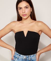 Modelo usando Blusa Tomara Que Caia Preta Decote V