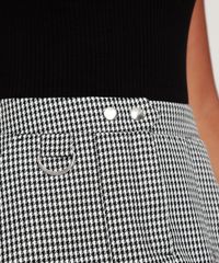 Saia-de-Jacquard-Feminina-Curta-Estampada-Pied-de-Poule-com-Argola-e-Bolsos-Preta-9887231-Preto_5