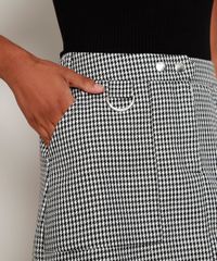 Saia-de-Jacquard-Feminina-Curta-Estampada-Pied-de-Poule-com-Argola-e-Bolsos-Preta-9887231-Preto_6
