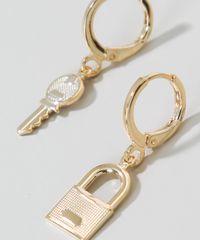 Brinco-Feminino-de-Argola-Pequena-com-Pingente-de-Chave-Dourado-9976382-Dourado_2
