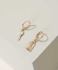 Brinco-Feminino-de-Argola-Pequena-com-Pingente-de-Chave-Dourado-9976382-Dourado_3