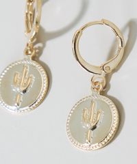 Brinco-Feminino-de-Argola-Pequena-com-Pingente-Cacto-Dourado-9976385-Dourado_2