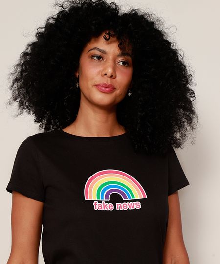 Camiseta-Feminina-Arco-Iris--Fake-News--Manga-Curta-Decote-Redondo-Preta-9974743-Preto_1