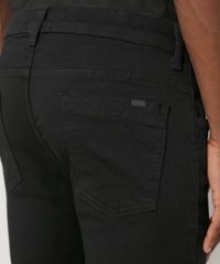 Calca-de-Sarja-Masculina-Super-Skinny-Cropped-com-Rasgo-no-Joelho-e-Chaveiro-Preta-9968745-Preto_5