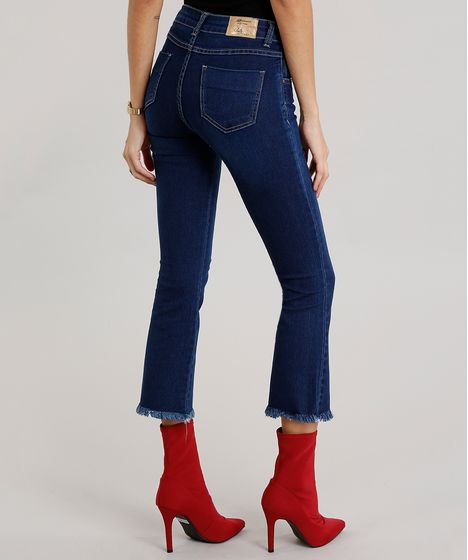 calça jeans flare com cropped