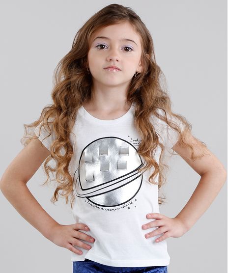 Blusa-Infantil-Planeta-com-Estampa-Interativa-Metalizada-Manga-Curta-Decote-Redondo-em-Algodao---Sustentavel-Off-White-9042322-Off_White_1