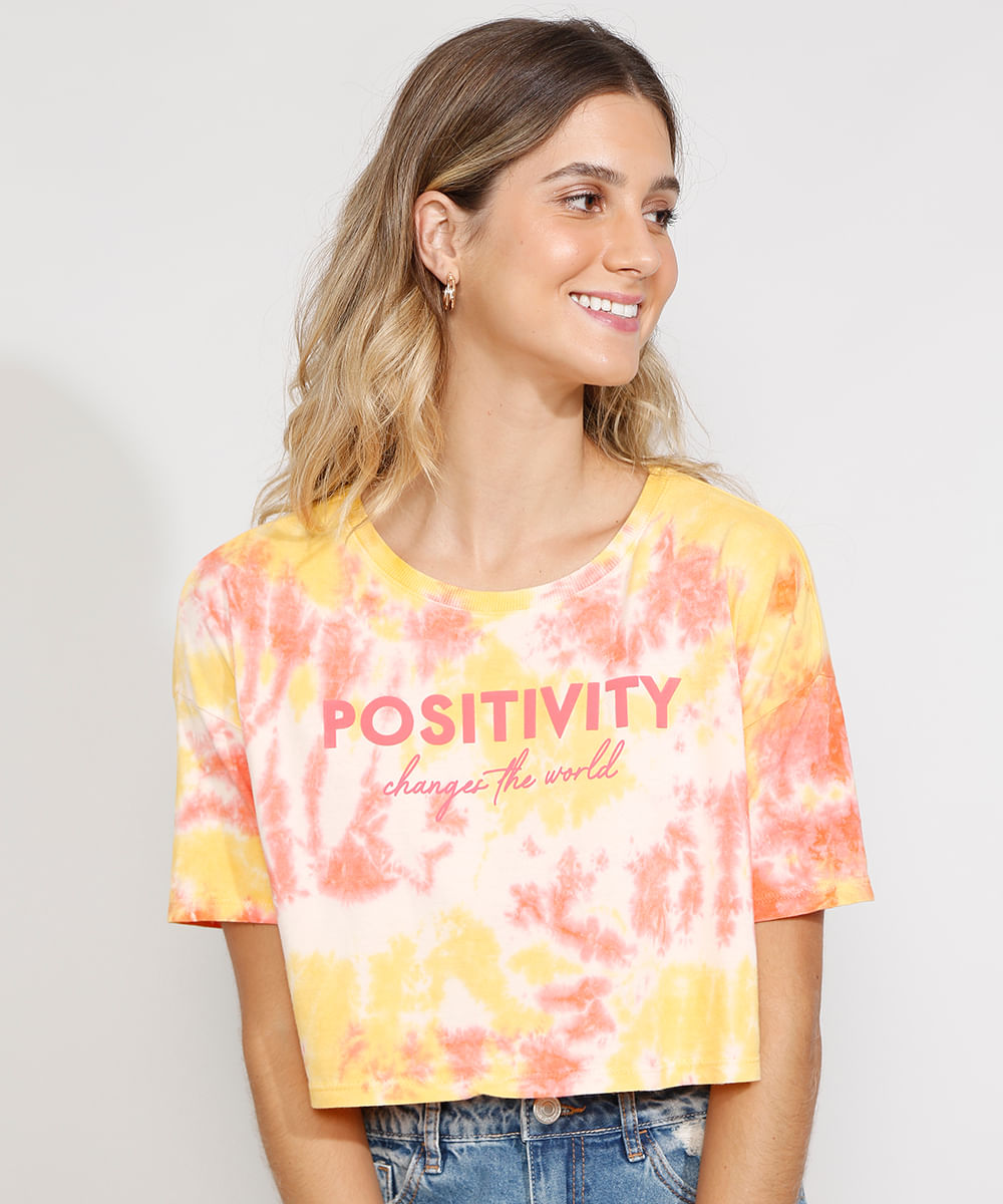 Camiseta Feminina Estampada Tie Dye Manga Curta Cropped Ampla "Positivity" Decote Redondo Multicor