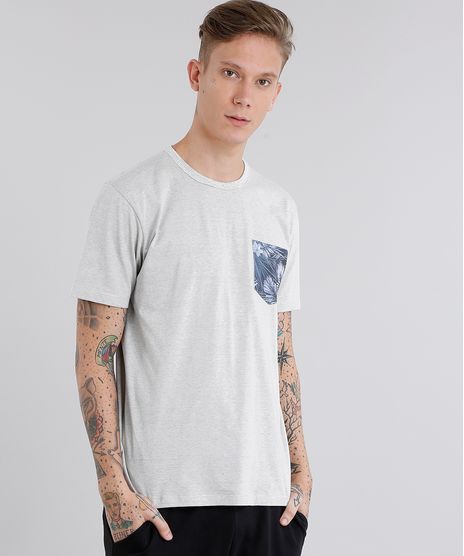 Camiseta-Masculina-com-Bolso-Estampado-de-Folhagem-Manga-Curta-Gola-Careca-Cinza-Claro-9046846-Cinza_Claro_1