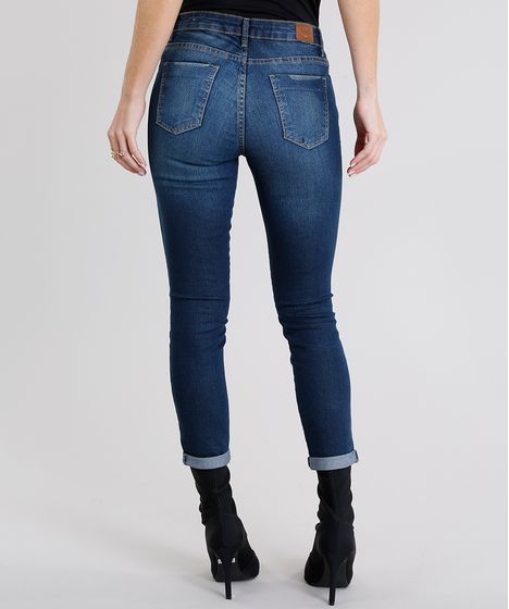 calça jeans cintura alta barra dobrada