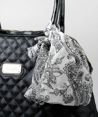 Bolsa-Trapezio-com-Lenco-Estampado-Preta-8218975-Preto_4