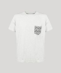 Camiseta-Masculina-com-Bolso-Estampado-de-Pranchas-Manga-Curta-Gola-Careca-Cinza-Mescla-Claro-9125663-Cinza_Mescla_Claro_5