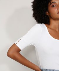 Blusa-Feminina-Basica-Manga-Curta-com-Perolas-Canelada-Decote-Redondo-Off-White-9975246-Off_White_5