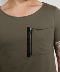 Camiseta-Masculina-Slim-Manga-Curta-com-Bolso-e-Ziper-Gola-Canoa-Verde-Militar-9968295-Verde_Militar_2