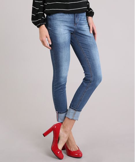 calça jeans cintura alta barra dobrada