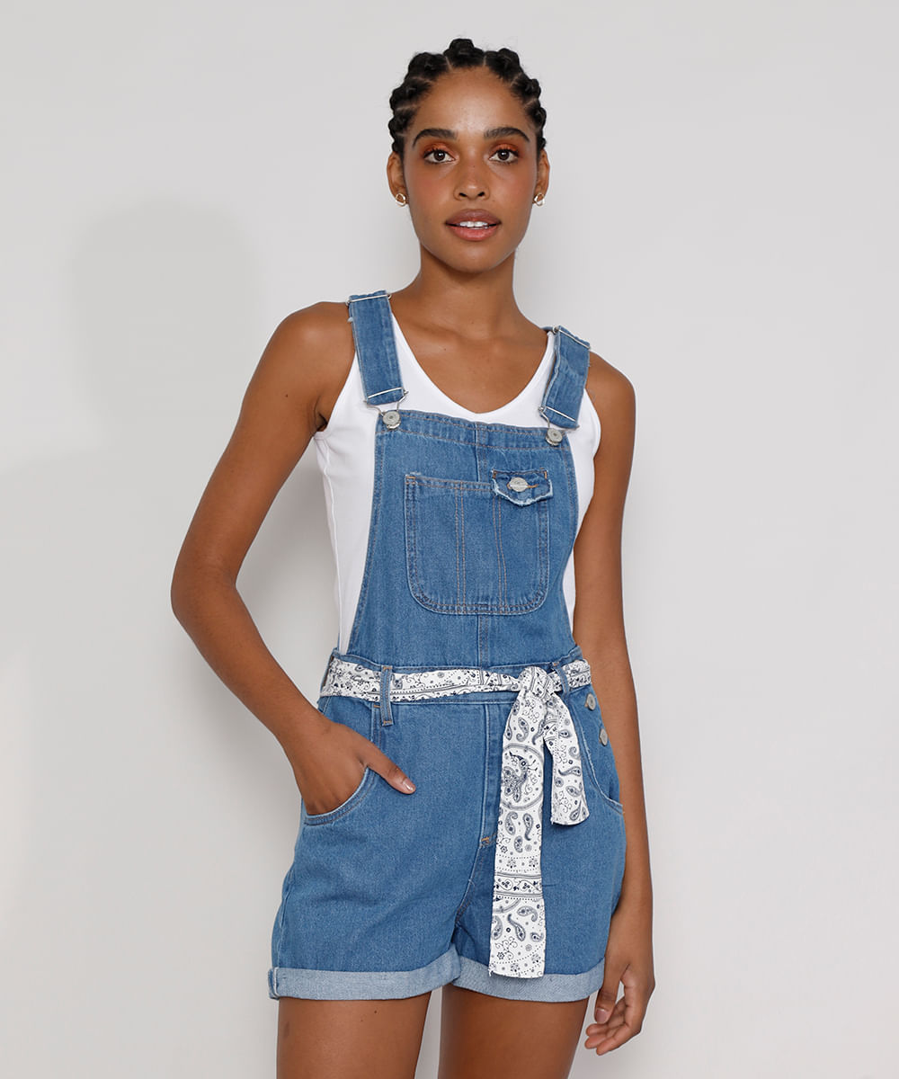 Jardineira Jeans Feminina Mom com Lenço Estampado e Barra Dobrada Azul Médio